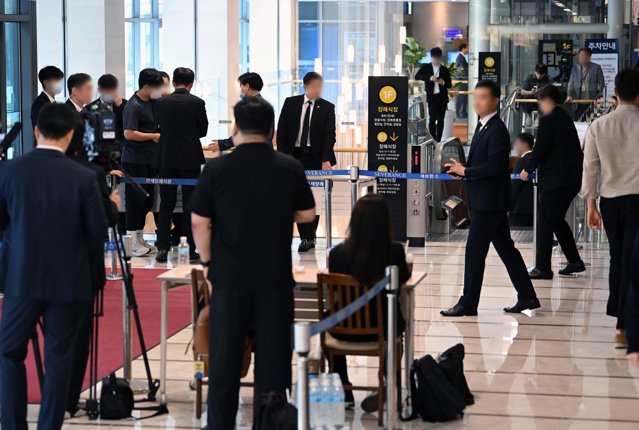 16일 오전 윤석열 대통령 부친 윤기중 연세대 명예교수의 빈소가 마련된 서울 서대문구 세브란스병원 장례식장 로비가 분주한 모습이다. [사진공동취재단]