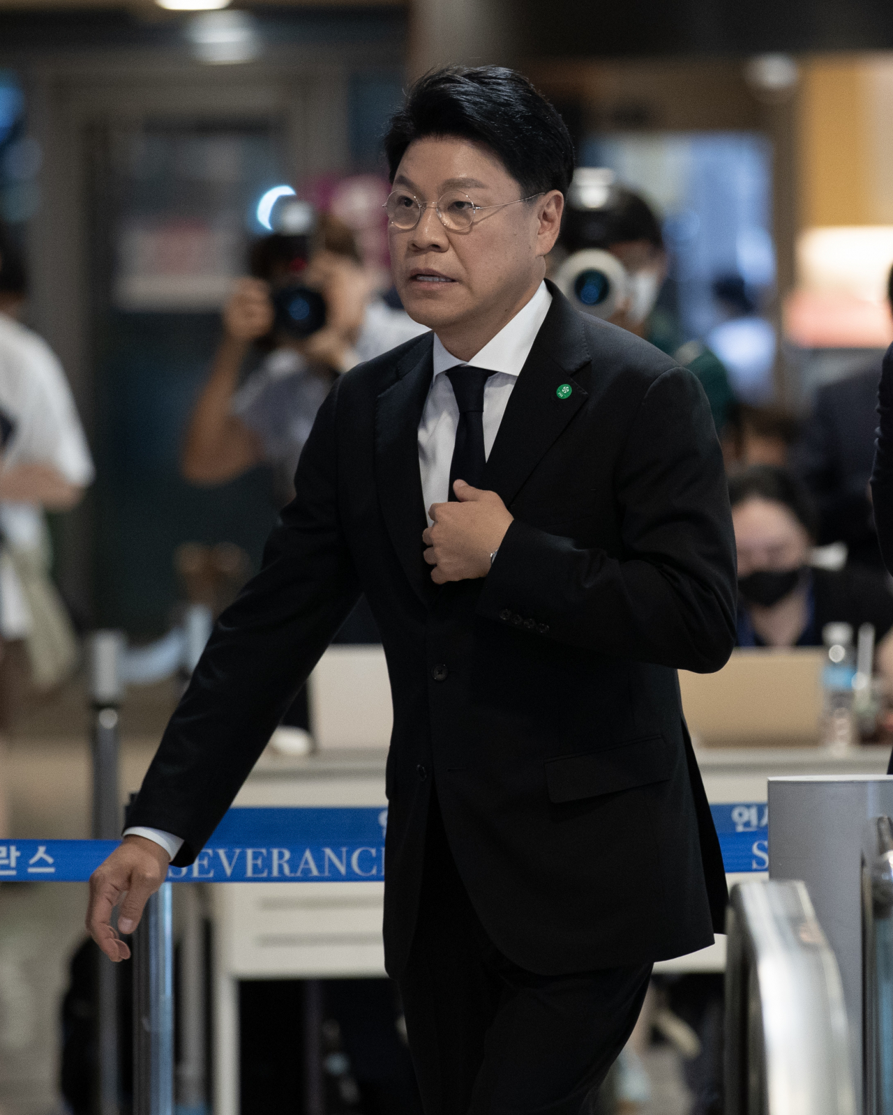 16일 오후 윤석열 대통령의 부친 고(故) 윤기중 연세대 명예교수의 빈소가 서울 마포구 신촌세브란스병원 장례식장에 장제원 국민의힘 의원이 방문하고 있는 모습. [사진공동취재단]