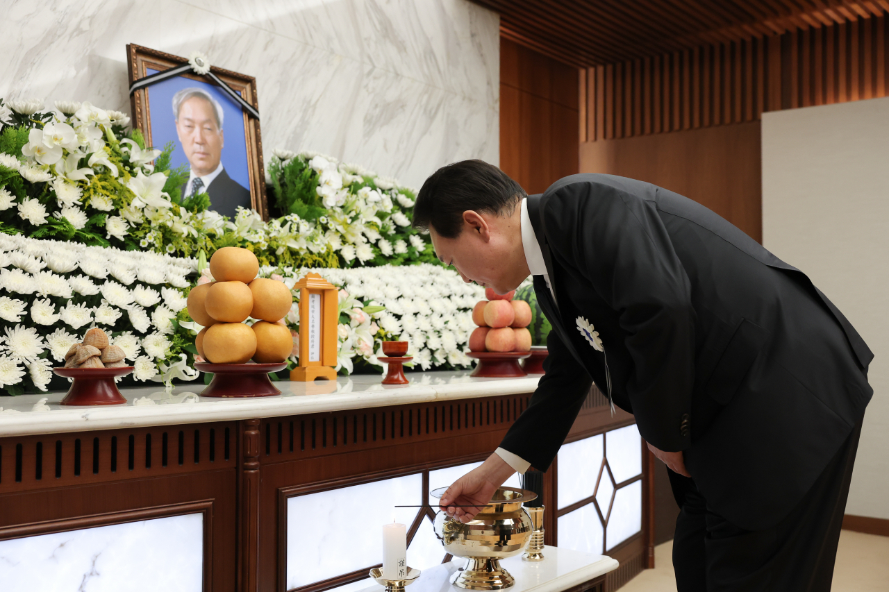 윤석열 대통령이 지난 15일 오후 서울 서대문구 신촌세브란스병원 장례식장에 마련된 부친 윤기중 연세대 명예교수의 빈소에서 조문을 받기에 앞서 향을 피우고 있다. [연합]