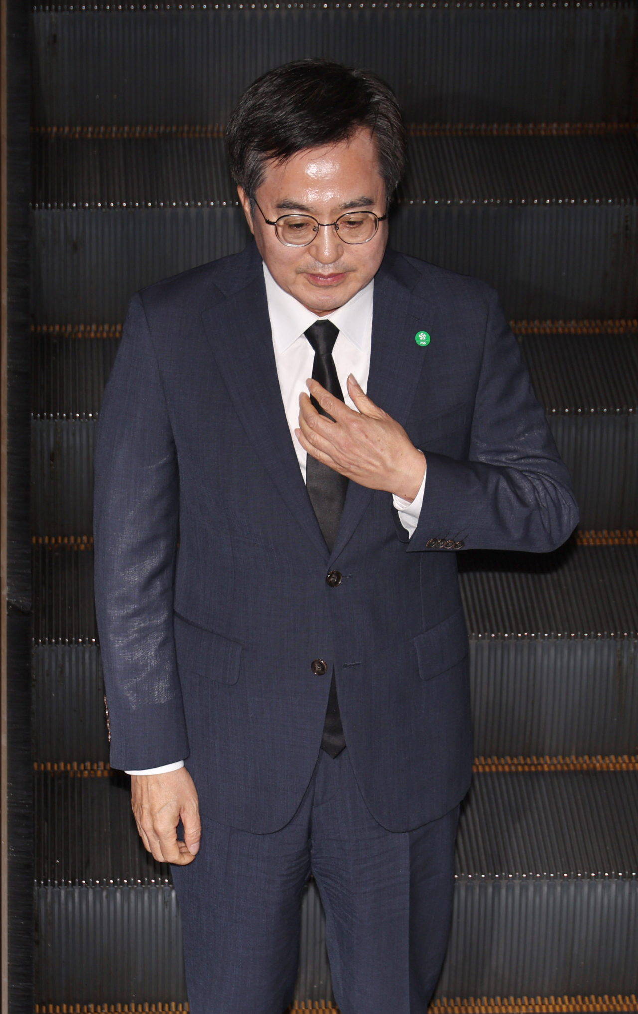 김동연 경기도지사가 16일 서울 서대문구 세브란스병원 장례식장에 마련된 윤석열 대통령의 부친 윤기중 연세대 명예교수의 빈소로 향하고 있다. [사진공동취재단]