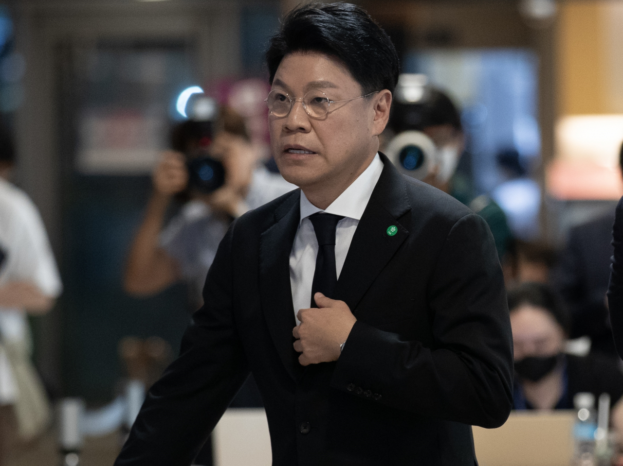 장제원 국민의힘 의원이 지난 8월 16일 오후 윤석열 대통령의 부친 고 윤기중 연세대 명예교수의 빈소가 마련된 서울 서대문구 신촌세브란스병원 장례식장을 찾아 조문하기 위해 이동하고 있다. [사진공동취재단]