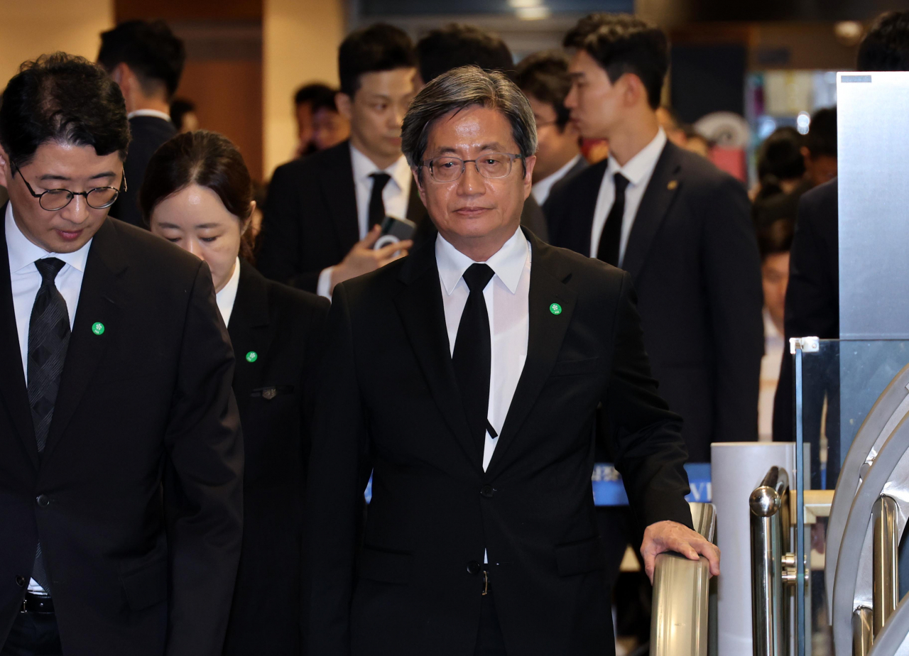 김명수 대법원장이 지난 16일 서울 서대문구 세브란스병원 장례식장에 마련된 윤석열 대통령의 부친 윤기중 연세대 명예교수의 빈소로 향하고 있다. [사진공동취재단]