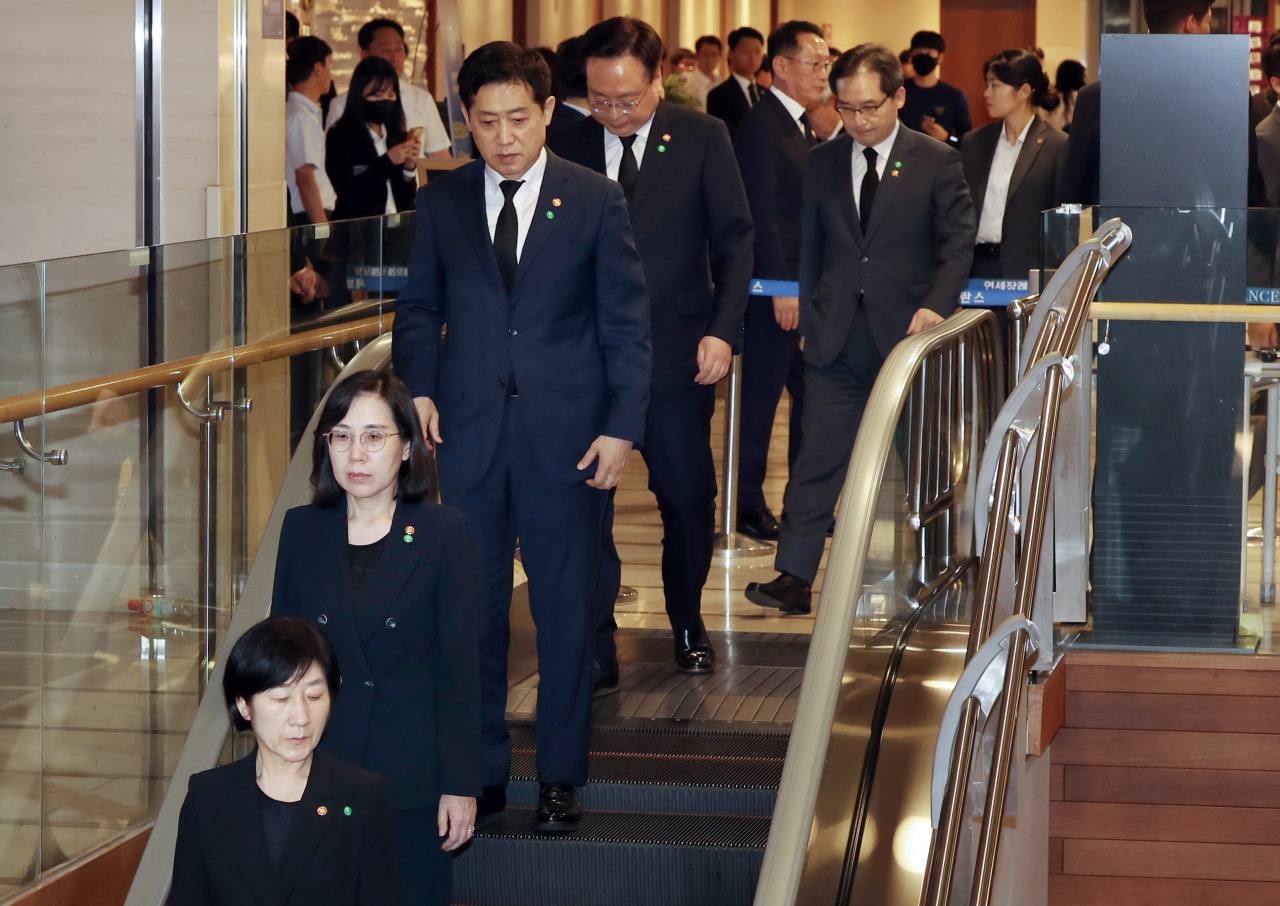 윤석열 정부 국무위원들이 지난 16일 서울 서대문구 세브란스병원 장례식장에 마련된 윤석열 대통령의 부친 윤기중 연세대 명예교수의 빈소로 향하고 있다. 아래부터 한화진 환경부 장관, 김현숙 여성가족부 장관, 김주현 금융위원장, 조규홍 보건복지부 장관, 한기정 공정거래위원장. [사진공동취재단]