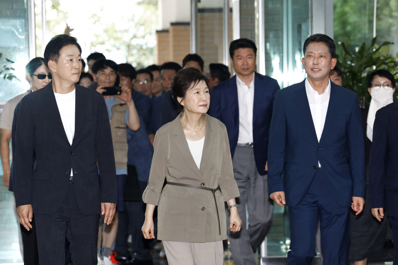 박근혜 전 대통령이 지난 15일 경북 구미시 상모동 박정희 전 대통령 생가를 방문하고 있다. [연합]
