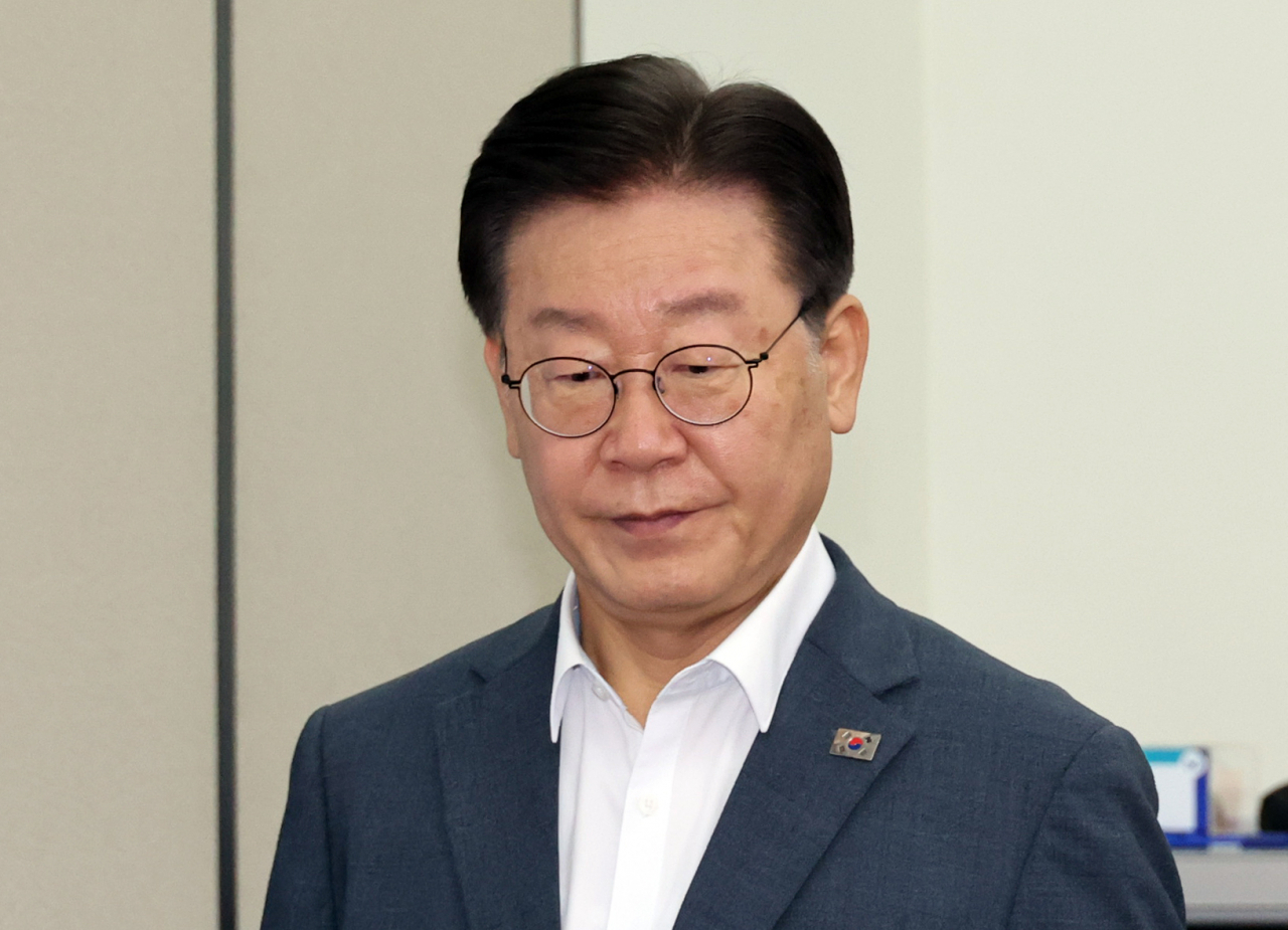 이재명 더불어민주당 대표가 16일 국회 당 사무실에서 열린 최고위원회의에 참석하고 있다. [연합]