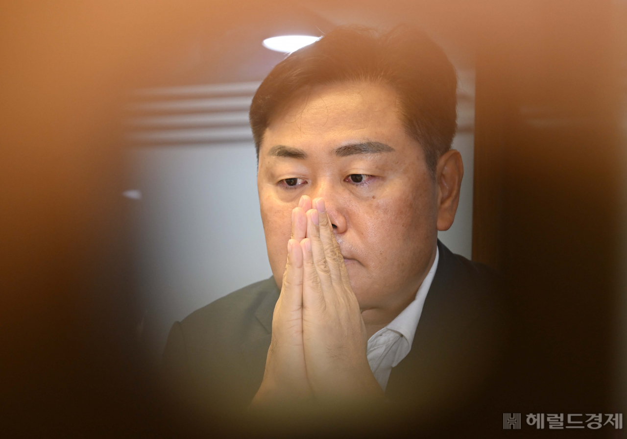 김관영 전북지사가 17일 오전 서울 여의도 국회 의원회관에서 열린 전라북도 국회의원 조찬 간담회에 참석해 자리에 앉아 참석자들을 기다리고 있다. 이상섭 기자