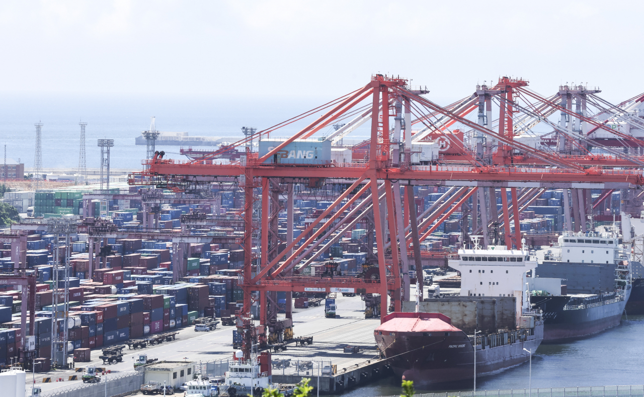 Containers at Busan Port, located in the southeastern city of Busan (Yonhap)