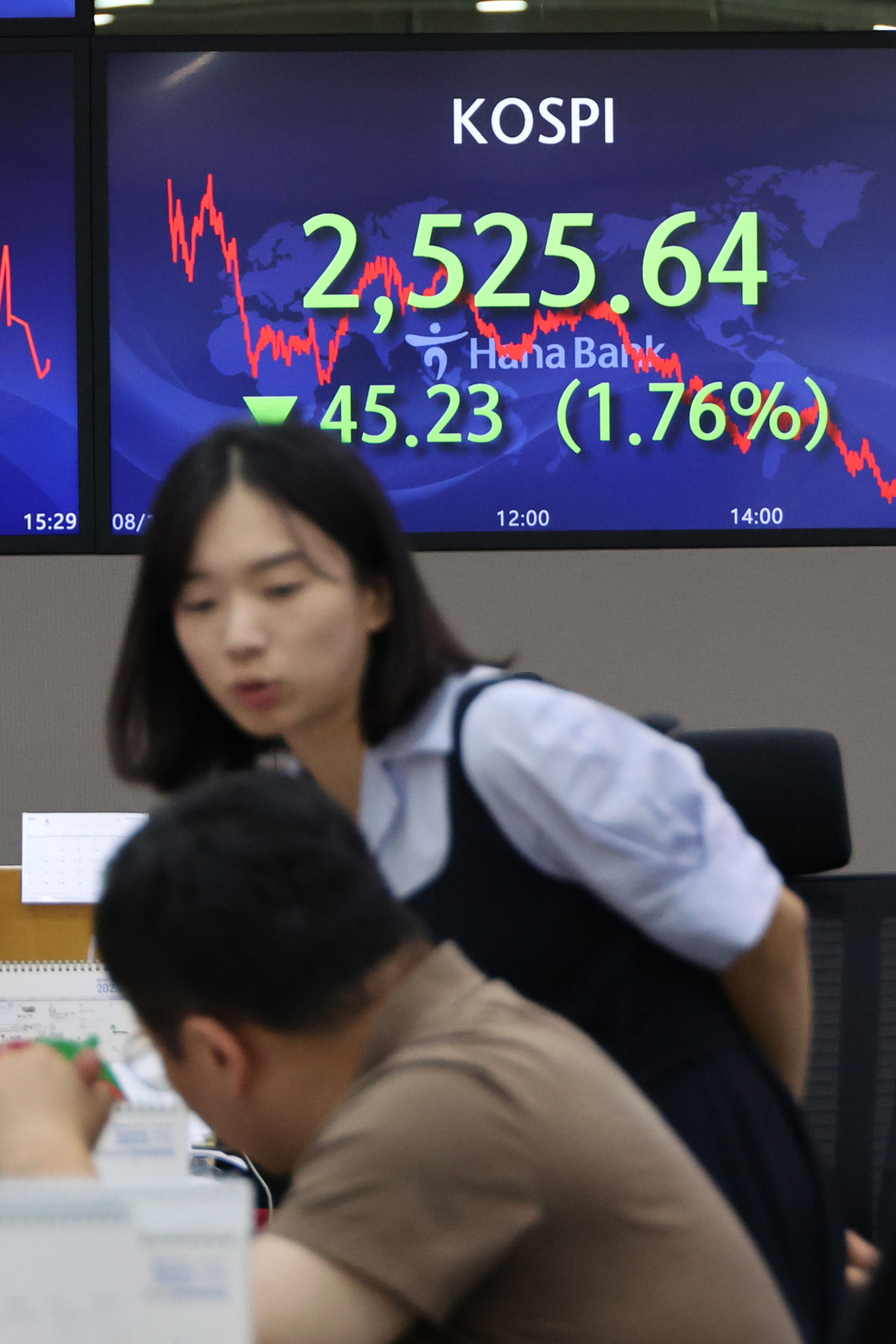 An electronic board showing the Korea Composite Stock Price Index at a dealing room of the Hana Bank headquarters in Seoul on Wednesday (Yonhap)