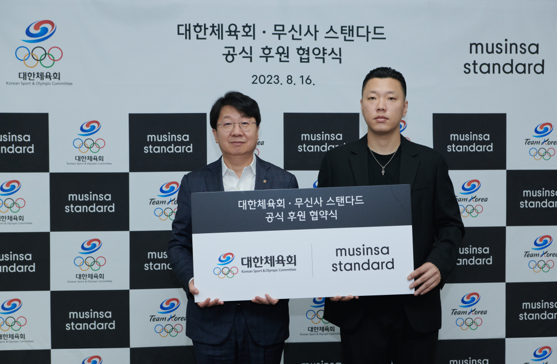 16일 대한체육회와 무신사 스탠다드가 공식 후원 협약을 체결하고 기념 촬영을 하고 있다. 왼쪽부터 윤성욱 체육회 사무총장과 이건오 무신사 스탠다드 본부장. [무신사 제공]