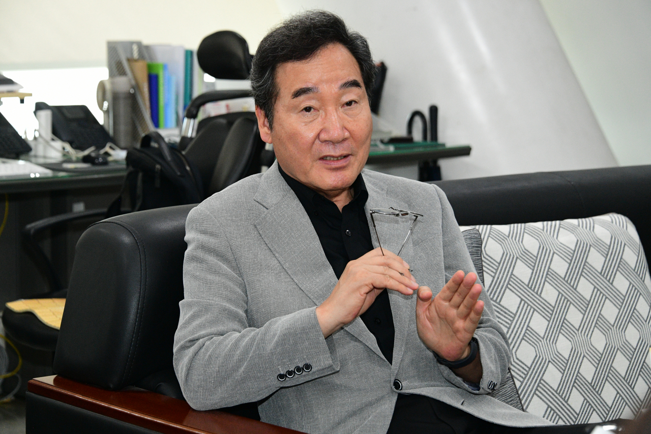 이낙연 전 더불어민주당 대표가 16일 오후 광주시의회에서 기자들과 만나 발언하고 있다. 이 전 대표는 민주당 혁신위원회에 대해 "가야 할 곳이 아닌 엉뚱한 길에서 헤맸다"고 평가하고 국가 대외정책 등을 언급하며 "제2의 DJ가 필요한 시대"라고 말했다. [이낙연 전 대표 측 제공]