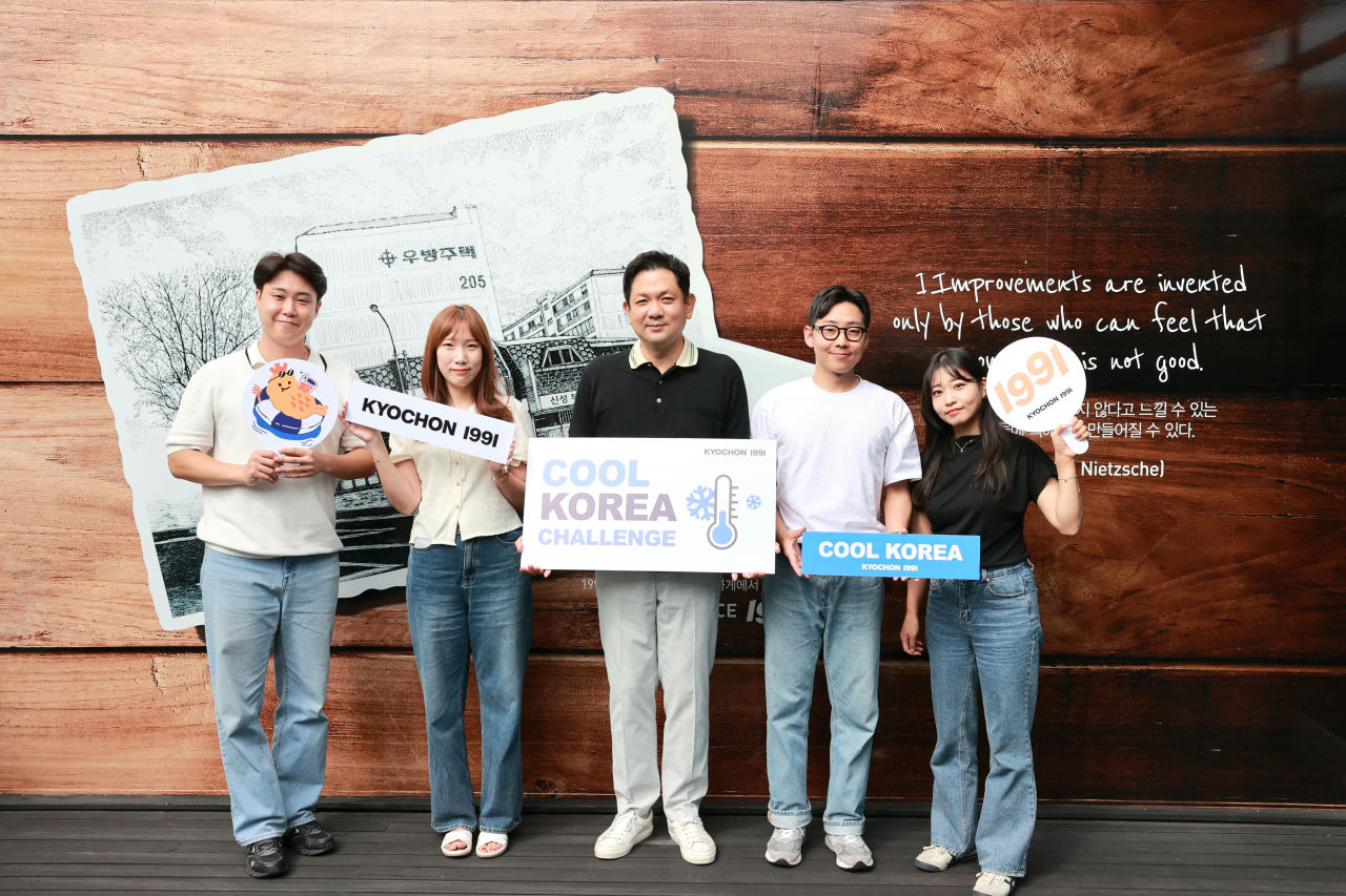 16일 경기 오산시 교촌에프앤비 본사에서 교촌에프앤비의 윤진호(가운데) 대표와 직원들이 ‘쿨코리아 챌린지’ 참여를 알리는 기념촬영을 하고 있다. [교촌에프앤비 제공]