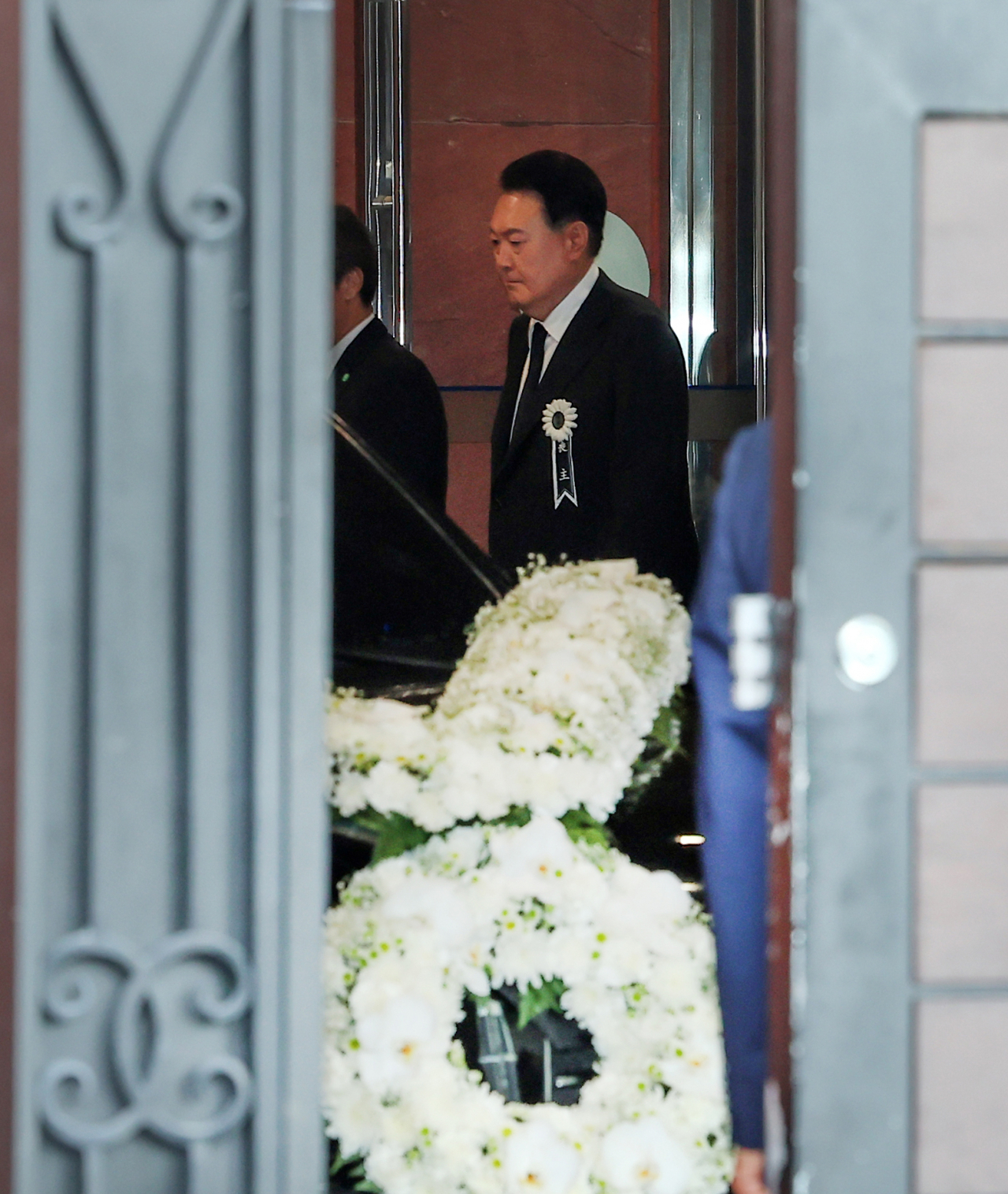 윤석열 대통령이 17일 오전 서울 서대문구 신촌세브란스병원 장례식장에서 부친 고 윤기중 연세대 명예교수의 발인식이 끝난 뒤 운구 차량으로 이동하고 있다. [연합]