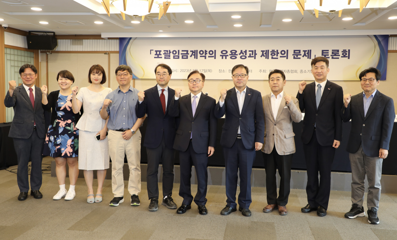 황용연(왼쪽부터) 한국경영자총협회 노동정책본부장, 이지영 고용노동부 임금근로시간정책과장, 정명기 한국노총 중앙법률원 변호사, 이정민 서울대 경제학부 교수, 권혁 부산대 법학전문대학원 교수, 이동근 한국경영자총협회 상근부회장, 정윤모 중소기업중앙회 상근부회장, 이정 한국외대 법학전문대학원 교수, 이상훈 대한광업협동조합 이사장, 이상희 한국공학대 지식융합학부 교수가 기념촬영을 하는 모습. [한국경영자총협회 제공]