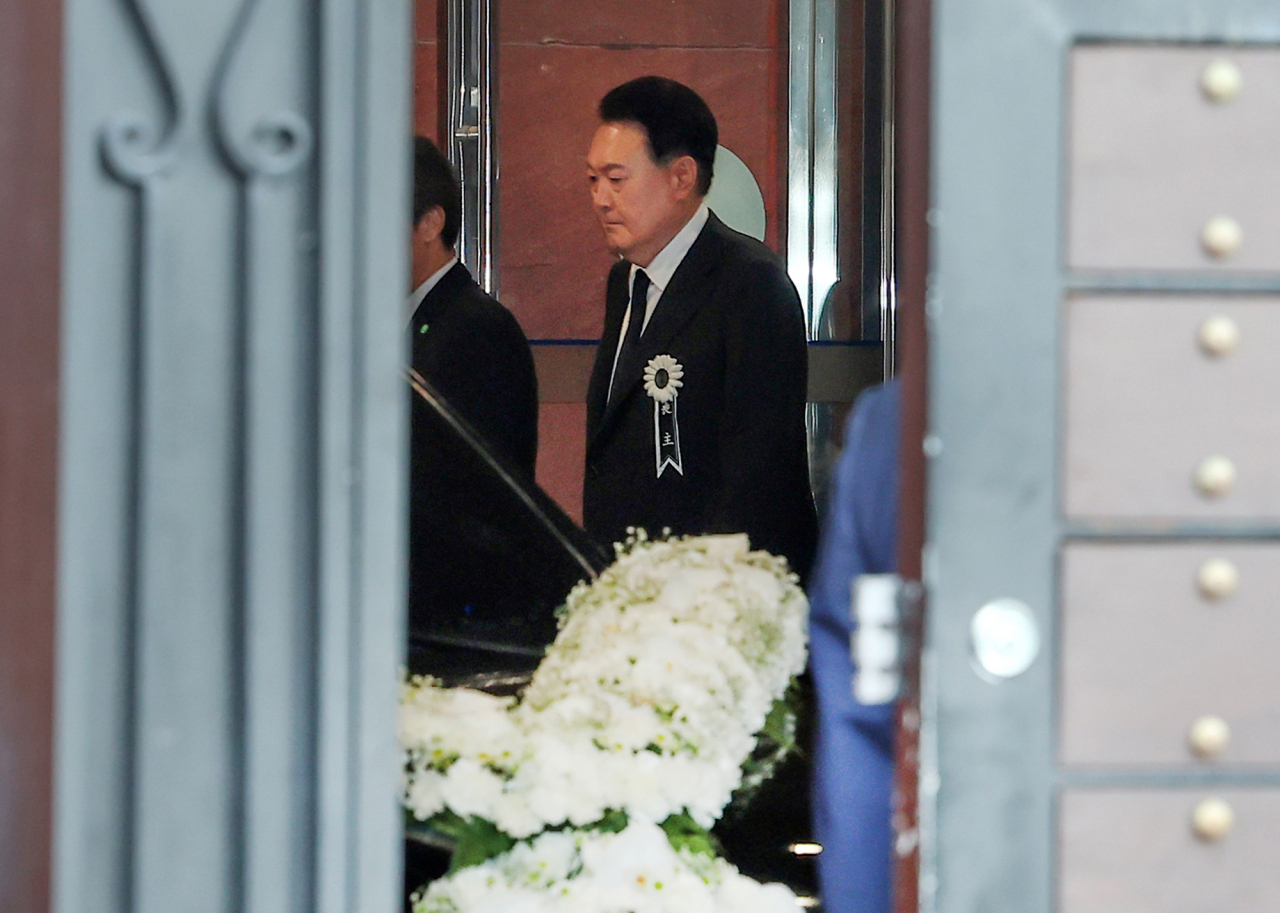 윤석열 대통령이 17일 오전 서울 서대문구 신촌세브란스병원 장례식장에서 부친 고 윤기중 연세대 명예교수의 발인식이 끝난 뒤 운구 차량으로 이동하고 있다. [연합]