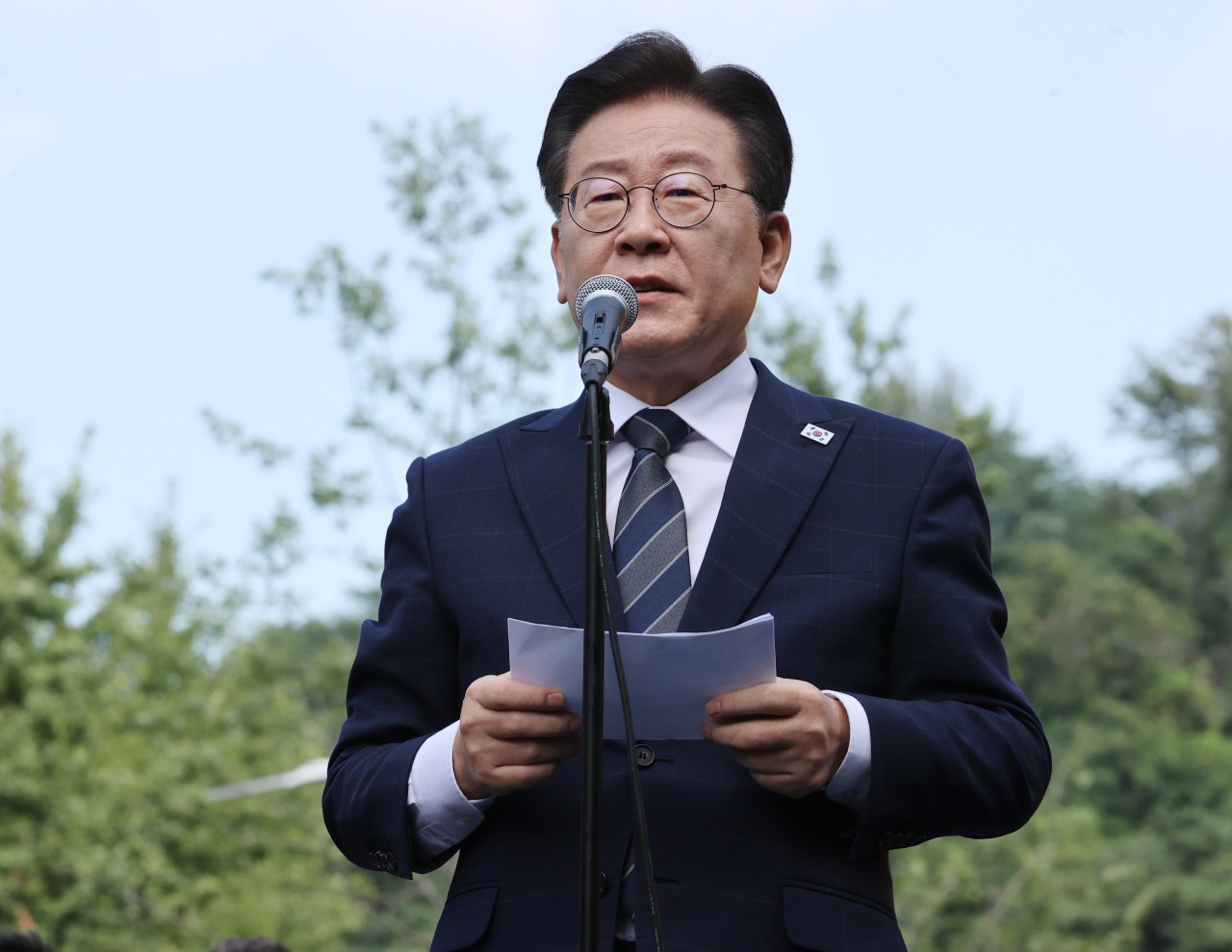 더불어민주당 이재명 대표가 백현동 특혜개발 의혹과 관련해 피의자 신분으로 조사를 받기 위해 17일 오전 서울 서초구 서울중앙지검 앞에서 조사실로 들어가기 전 입장을 밝히고 있다. [연합]