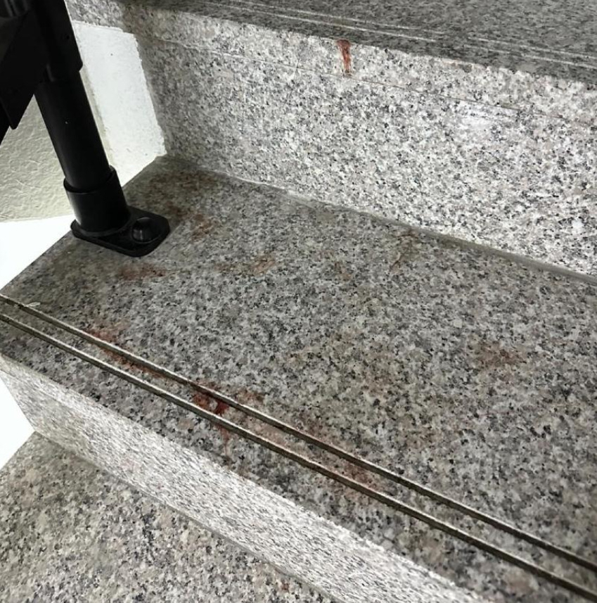 현관 밖 계단에 남아있는 핏자국. [온라인 커뮤니티 갈무리]