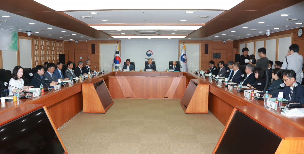 이상민(가운데) 행정안전부 장관이 17일 열린 제2차 지방세발전위원회에서 모두발언을 하고 있다. [행정안전부 제공]