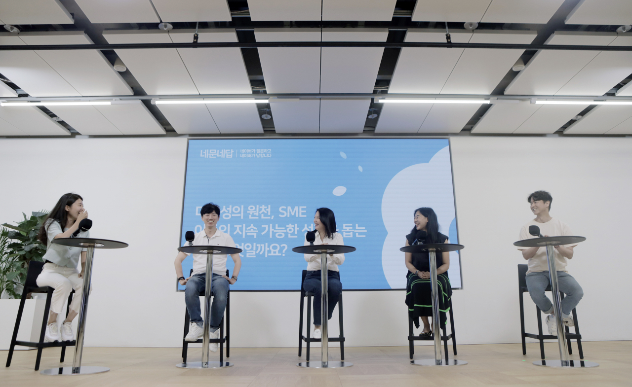 최수연(가운데) 네이버 대표와 ‘꽃 앰배서더’ 직원들이 모여 토론하고 있다. [네이버 제공]