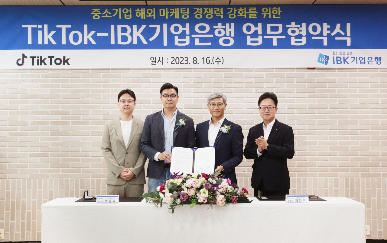 지난 16일 서울 중구 을지로 기업은행 본점에서 열린 '틱톡(TikTok)-IBK기업은행 중소기업 해외 마케팅 경쟁력 강화를 위한 업무협약식'에서 임문택(오른쪽 두 번째) IBK기업은행 기업고객그룹장과 박중혁(왼쪽 두 번째) 틱톡 코리아 SMB 총괄 등 관계자가 기념촬영을 하고 있다. [틱톡 제공]