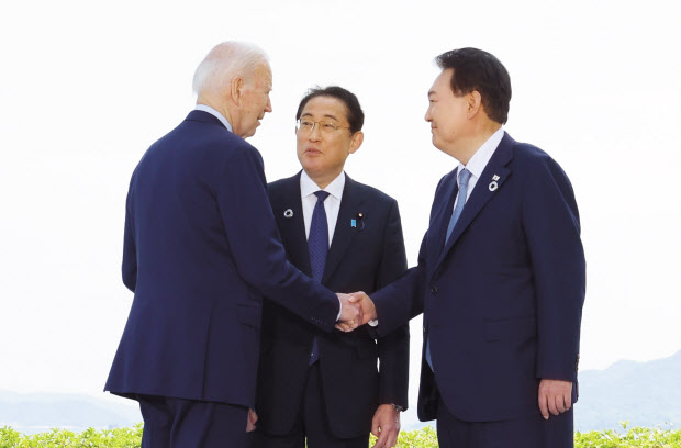 윤석열 대통령이 지난 5월 21일 일본 히로시마에서 열린 주요 7개국(G7) 정상회의에 참석해 조 바이든 미국 대통령, 기시다 후미오 일본 총리와 인사하고 있다. [연합]