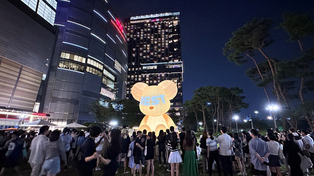 롯데월드타워를 찾은 고객들이 베어벌룬 전시를 즐기고 있다. [롯데물산 제공]