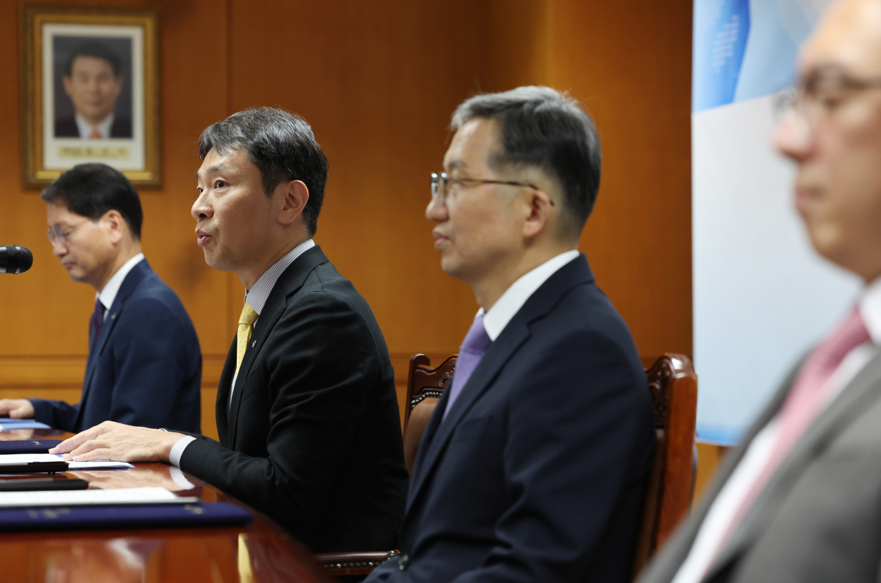 16일 여의도 금융감독원에서 열린 '자본시장 불법행위 대응, 협력 강화를 위한 금융감독원-국가수사본부 업무협약식'에서 이복현 금감원장이 발언하고 있다. [연합]