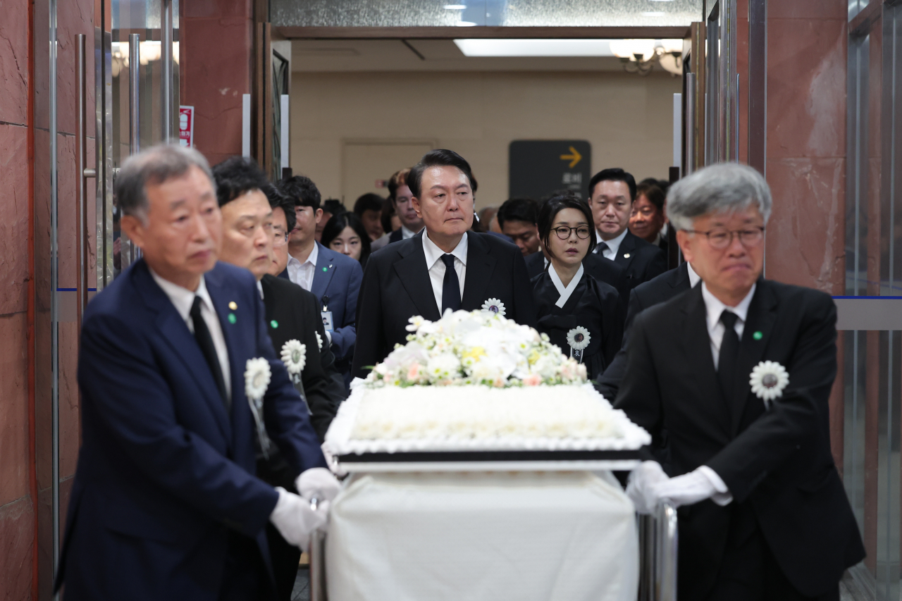 윤석열 대통령과 부인 김건희 여사가 17일 오전 서울 서대문구 신촌세브란스병원 장례식장에서 열린 부친 윤기중 연세대 명예교수의 발인식에 참석하고 있다. [연합]