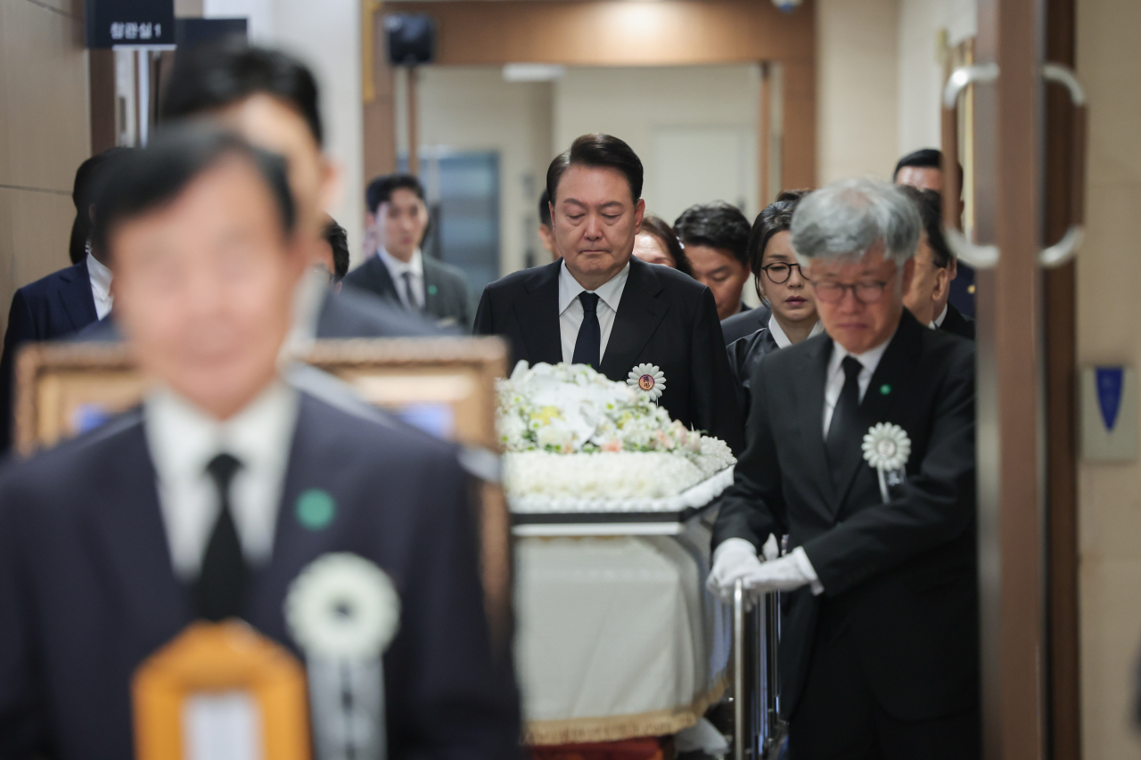 윤 대통령과 부인 김 여사가 부친 윤교수의 발인식에 참석하고 있다. [연합]