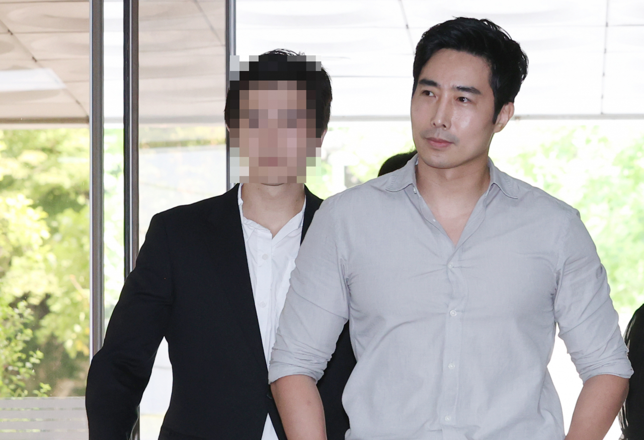 이근 전 대위가 17일 오전 서울 서초구 서울중앙지방법원에서 열린 1심 선고 공판에 출석하고 있다. [연합]