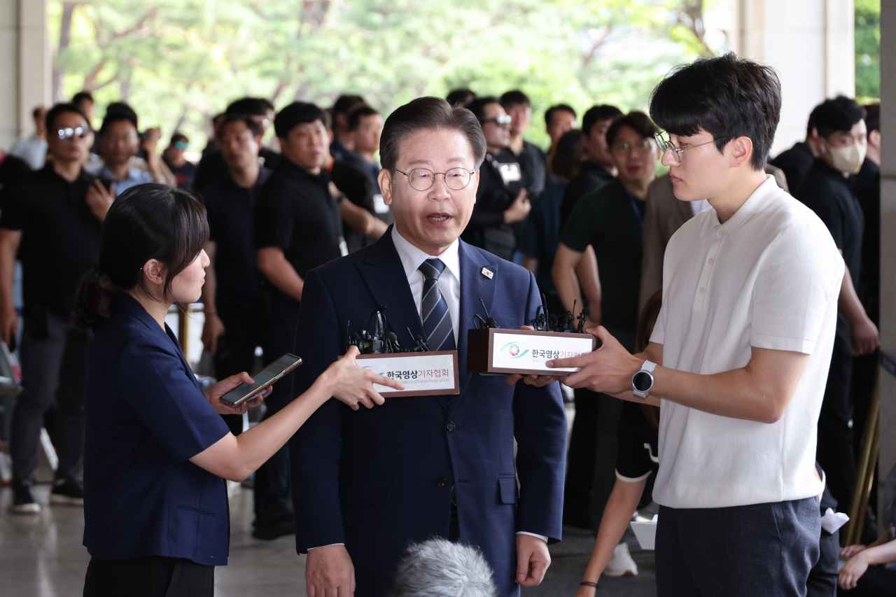 더불어민주당 이재명 대표가 17일 오전 서울 서초동 서울중앙지검 조사실로 향하고 있다. [연합]