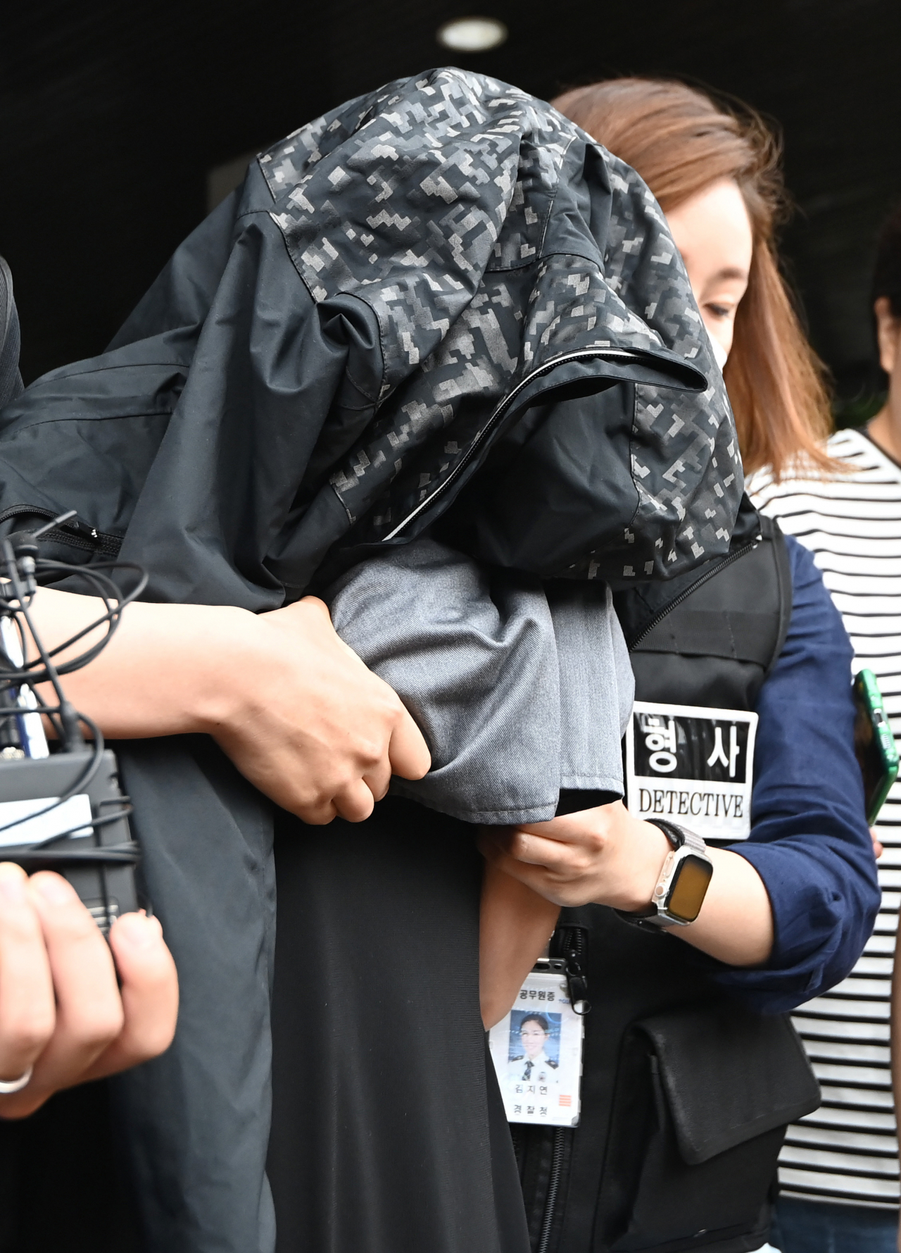 영아 2명을 살해한 뒤 시신을 수년간 냉장고에 보관해 온 혐의로 구속된 친모가 지난 6월 30일 경기도 수원남부경찰서에서 검찰로 송치되고 있다. 경찰은 이 여성의 혐의를 영아 살해에서 살인과 사체은닉으로 변경했다. [뉴시스]