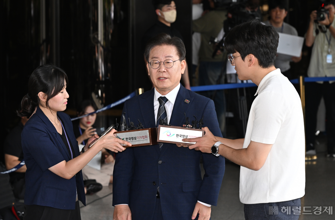 이재명 더불어민주당 대표가 17일 서울 서초구 서울중앙지검에 피의자 신분으로 출석하고 있다. 임세준 기자