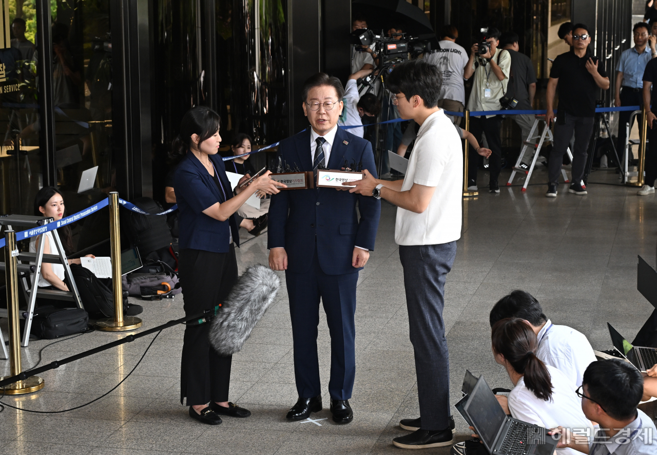 이재명 더불어민주당 대표가 17일 서울 서초구 서울중앙지검에 피의자 신분으로 출석하고 있다. 임세준 기자
