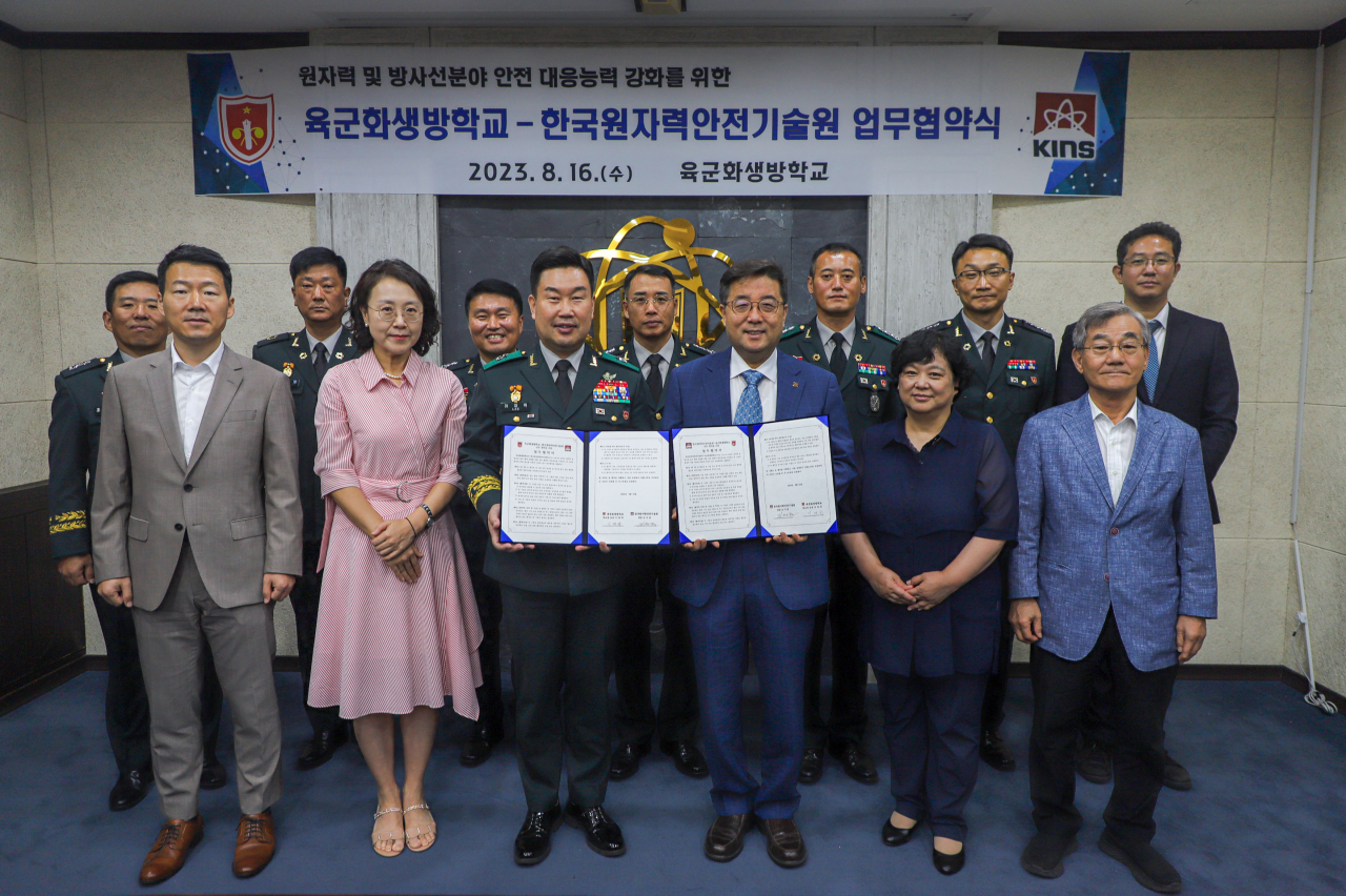 김석철(가운데 오른쪽) KINS 원장과 이대위 육군화생방학교장이 업무협약서를 들어보이고 있다.[KINS 제공]