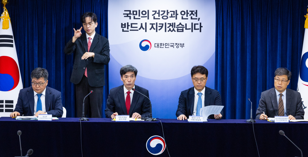 박구연 국무조정실 1차장(왼쪽 두 번째)이 17일 오전 서울 종로구 정부서울청사에서 열린 후쿠시마 원전 오염수 방류 관련 일일 브리핑에 참석해 전날 화상으로 진행된 한일 국장급 협의와 관련해 발언하고 있다. [연합]