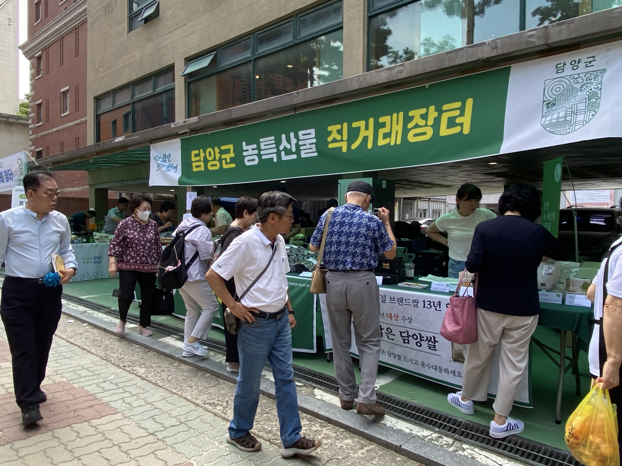 담양군은 조계사에서 농산물 홍보 직거래 장터를 개장했다