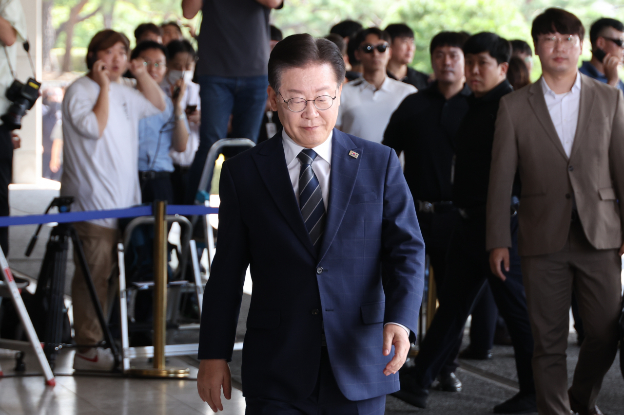 더불어민주당 이재명 대표가 백현동 특혜개발 의혹과 관련해 피의자 신분으로 조사를 받기 위해 17일 오전 서울 서초동 서울중앙지검 조사실로 향하고 있다. [연합]