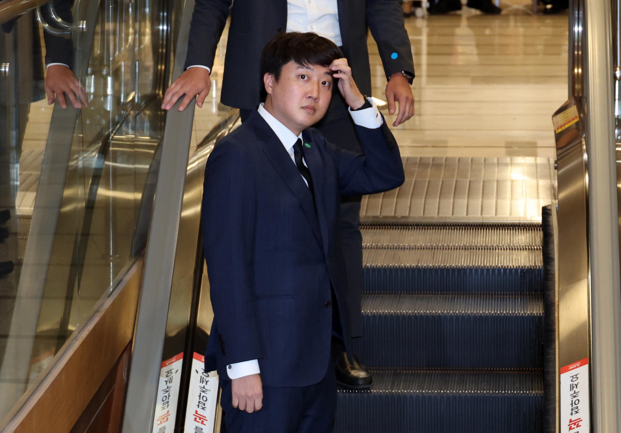 국민의힘 이준석 전 대표가 16일 서울 서대문구 세브란스병원 장례식장에 마련된 윤석열 대통령의 부친 윤기중 연세대 명예교수의 빈소로 향하고 있다. [연합]