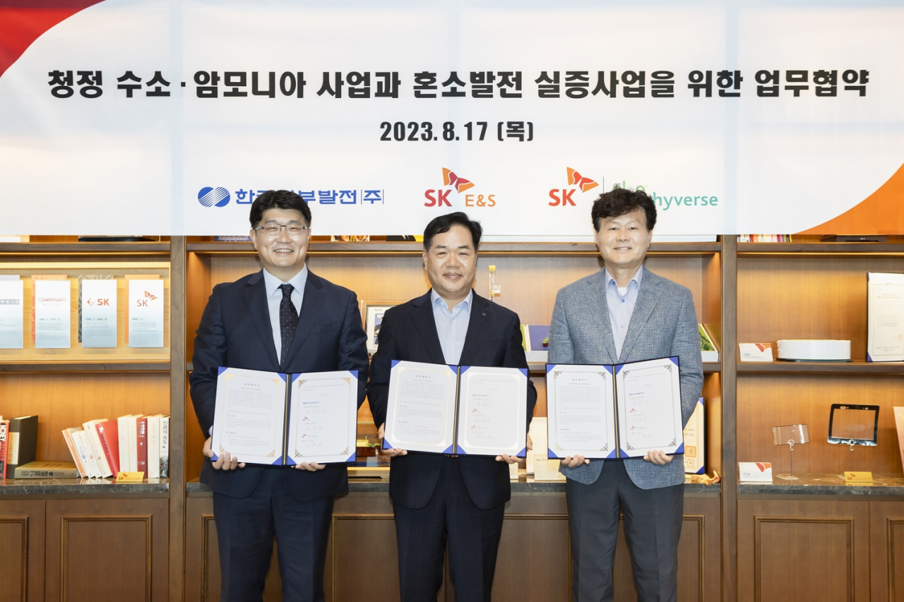 권형균(왼쪽부터) SK E&S 수소부문장, 심재원 한국남부발전 기술안전부사장, 이황균 SK 플러그 하이버스 대표이사가 17일 서울 종로구 SK서린빌딩에서 ‘청정 수소·암모니아 사업과 혼소발전 실증사업을 위한 업무협약’을 체결한 뒤 기념사진을 촬영하고 있다. [SK E&S 제공]