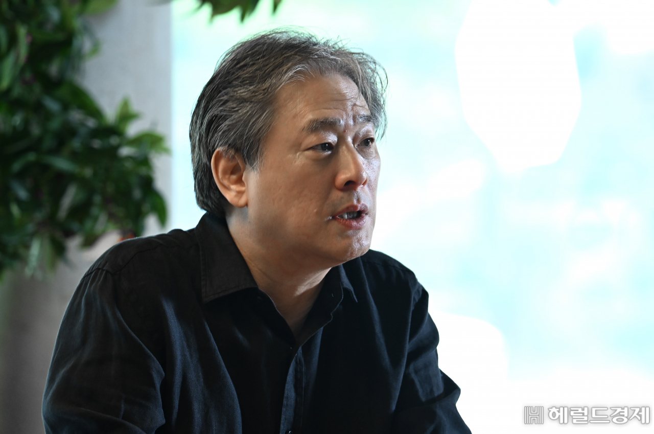 영화감독 박찬욱이 7일 경기도 파주시 헤이리마을의 한 카페에서 헤럴드경제와 인터뷰를 갖고 있다. 파주=임세준 기자