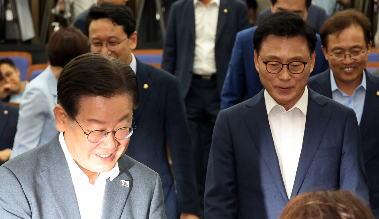16일 국회에서 열린 더불어민주당 의원총회에 이재명 대표와 박광온 원내대표가 참석하고 있다. [연합]