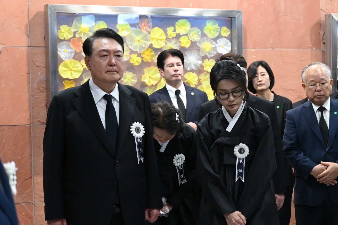 윤석열 대통령과 부인 김건희 여사가 17일 오전 서울 서대문구 신촌세브란스병원 장례식장에서 열린 부친 윤기중 연세대 명예교수의 발인식에 참석하고 있다. [연합]