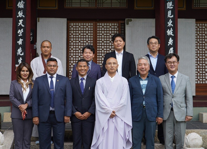 네팔 일행이 지난 16일 김성훈 부산외대 특임교수, 이종희 양산시의회 의장 등과 함께 영축총림 통도사를 함께 방문해 부처님의 진신사리가 모셔진 금강계단을 참배하고 통도사 현덕 주지스님을 친견하고 있다. [사진=임순택 기자]