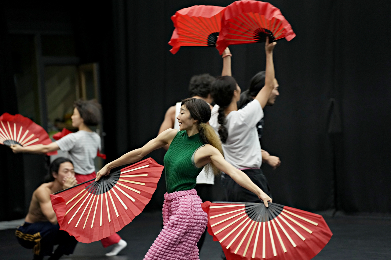 Dancers rehearse a scene from “Yojaya Yojaya.” (Korea National Contemporary Dance Company)