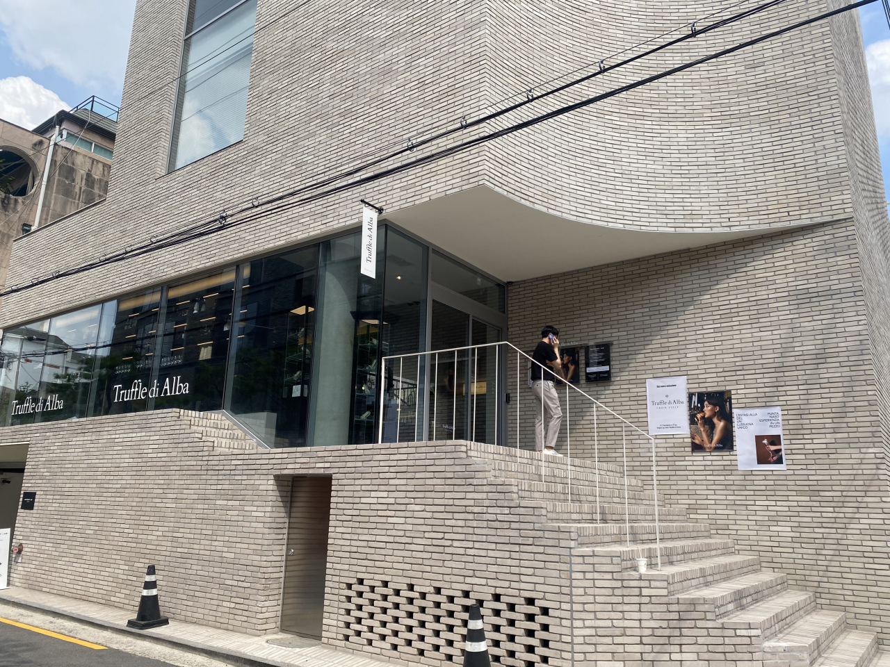 17일 오후 찾은 서울 용산구 한남동에 비건 뷰티 브랜드 ‘달바’가 선보인 레스토랑 ‘트러플 디 알바’ 외관 신주희 기자