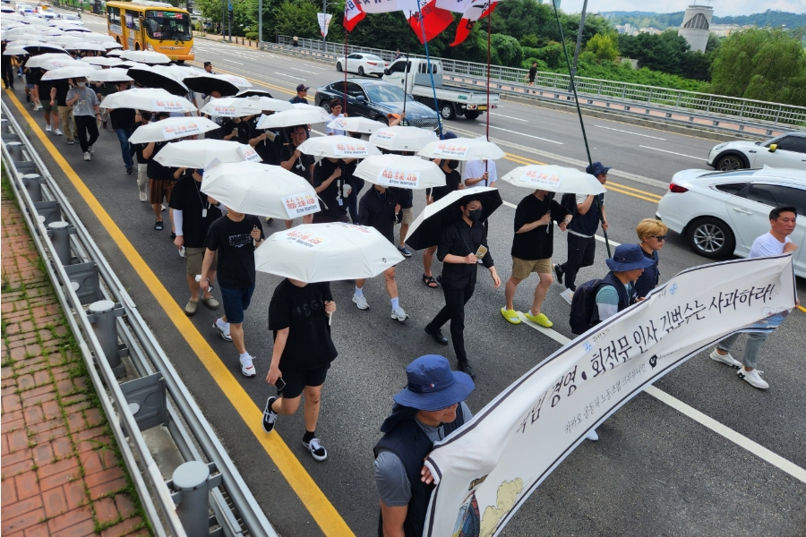 17일 카카오 노조 크루유니언이 성남시 판교 일대에서 ‘크루들의 행진’ 집회를 열고 행진하는 모습. [이영기 기자/20ki@]