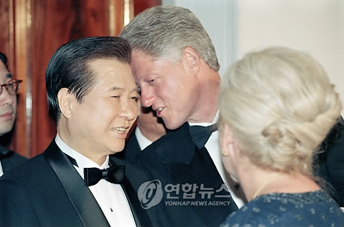 지난 1998년 6월10일 김대중 대통령이 백악관 국빈만찬에서 클린턴 대통령과 다정하게 귀엣말을 나누고 있다. [연합]