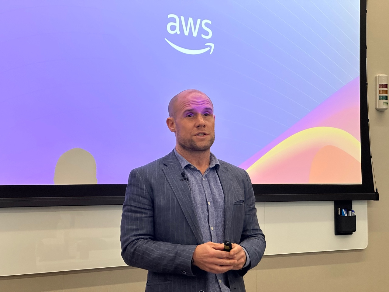 아마존웹서비스(AWS)의 아시아·태평양 지역 인공지능(AI) 책임자인 루크 앤더슨 아시아태평양·일본 AI·ML 매니징 디렉터가 8일 서울 강남구 AWS 사무소에서 브리핑하고 있다. 연합뉴스