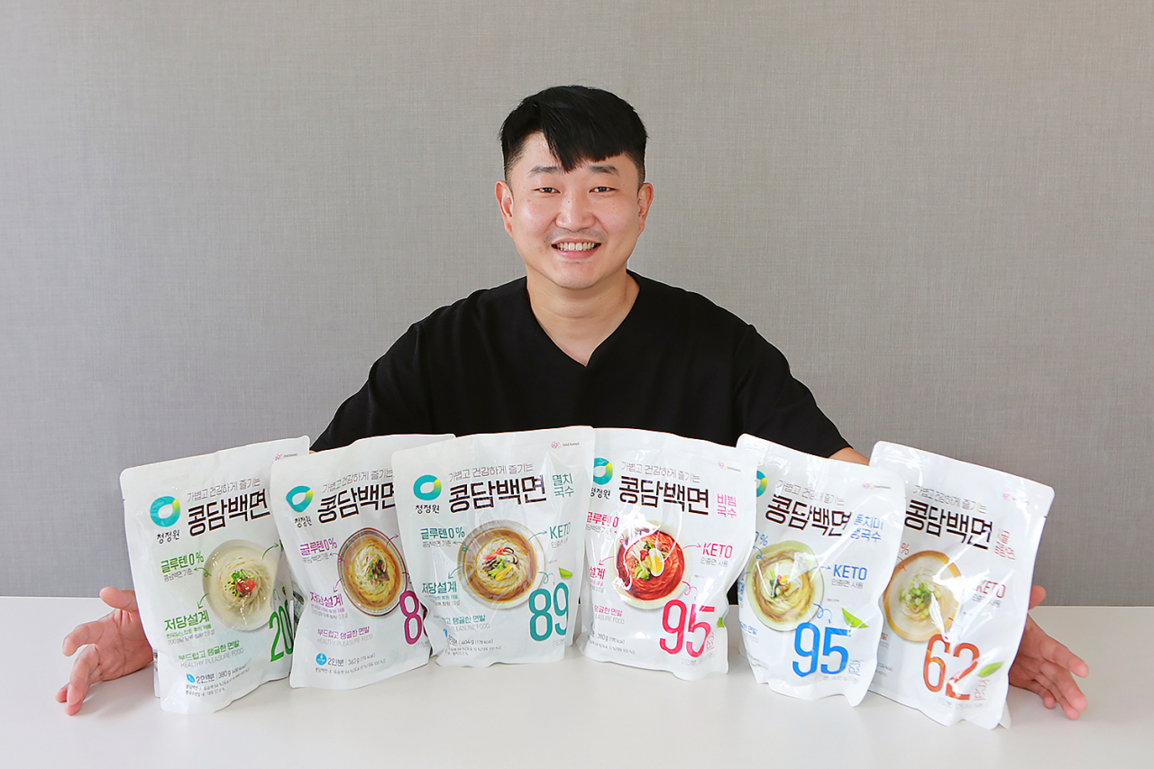 김용건 대상 식품연구소 수석연구원이 본인이 개발한 토토사이트 행오버 제품들과 함께 환하게 미소짓고 있다. [대상 제공]