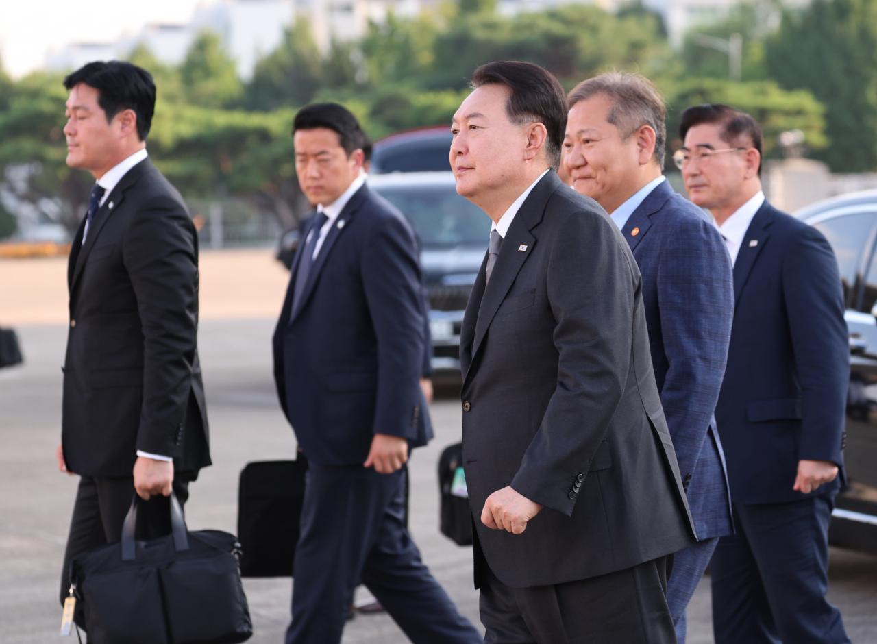 한미일 정상회의 참석차 미국을 방문하는 윤석열 대통령이 17일 성남 서울공항에서 전용기인 공군1호기로 향하고 있다. [연합]